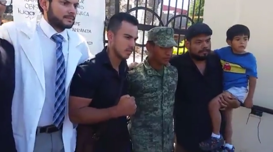 Hombre se reúne con soldado que sacó a su familia de los escombros