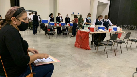 Más de 27 mil maestros serán vacunados en Victoria