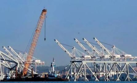 En Baltimore llega la grúa más grande de la costa este de EU para retirar escombros del puente