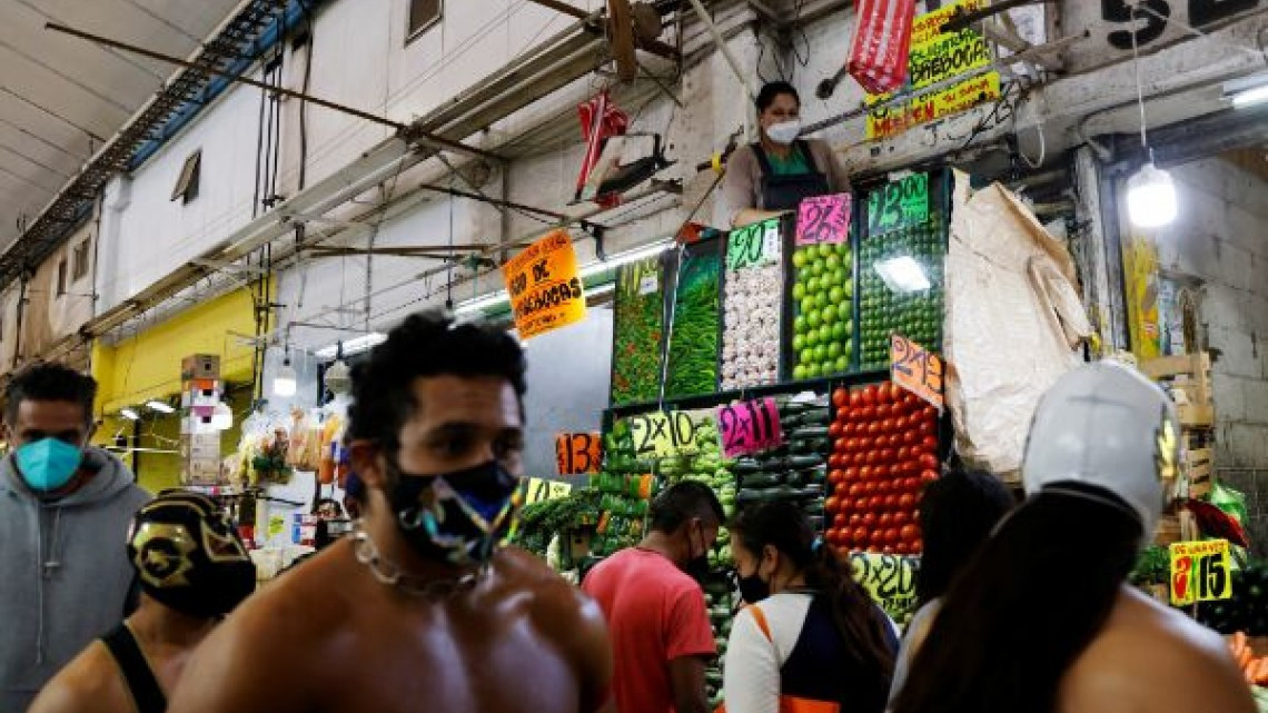 Luchadores dejan el ring para combatir el COVID-19 en la Central de Abastos 