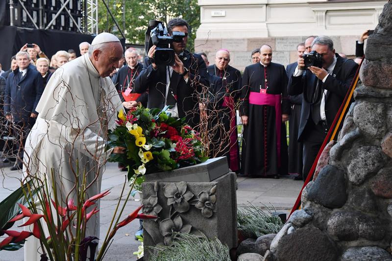 El papa Francisco honra a víctimas del holocausto en Lituania