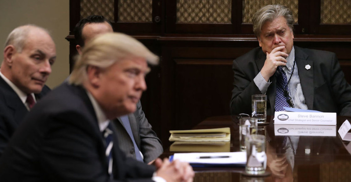 Acusan a ex asesor de Trump de lavado de dinero para muro fronterizo