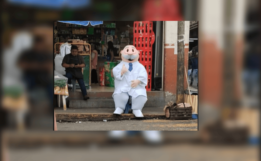 Captan a botarga del Dr. Simi tomando un descanso ejerciendo la `Ley Silla´