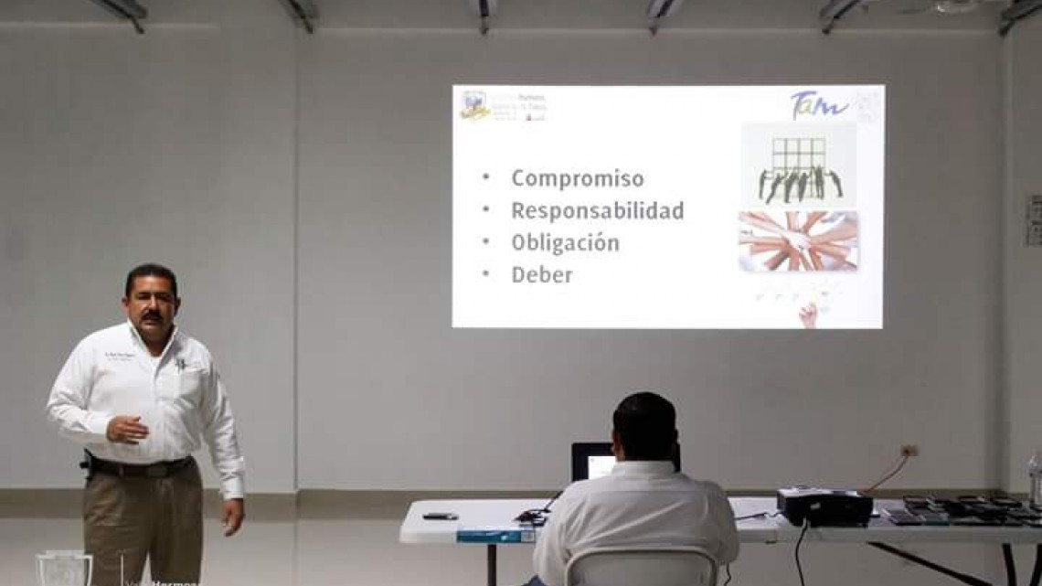 Imparten cursos de capacitación y actualización a funcionarios públicos