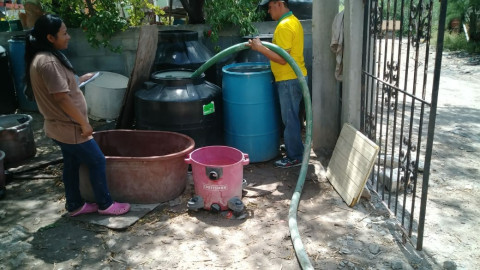 Pipas con agua potable atienden llamado de ciudadanos