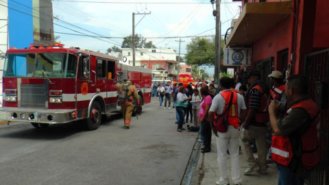 Evacuan a personas en zona centro por corto circuito
