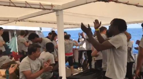 Los 60 migrantes del Open Arms ya están en Barcelona